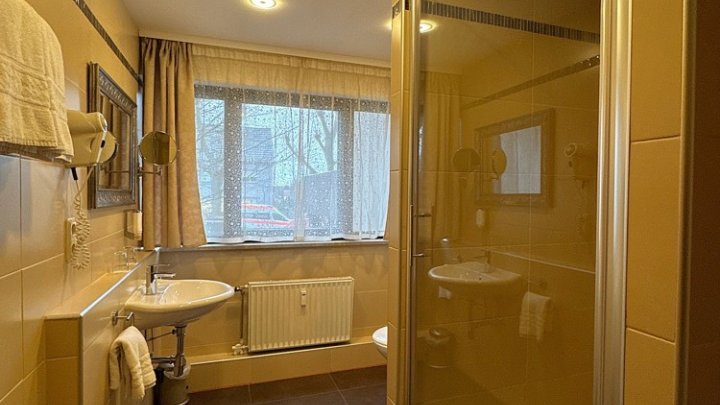 Renditepaket - 12 möblierte Eigentumswohungen bzw. 24 Zimmer in gepflegtem Mehrfamilienhaus