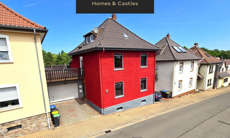 Charmante freistehende Stadtvilla mit großem Balkon, Terrasse, Garten und Garage in Altenwald