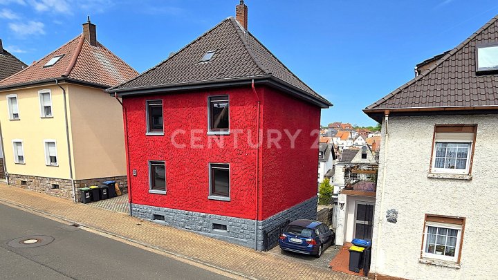 Charmante freistehende Stadtvilla mit großem Balkon, Terrasse, Garten und Garage in Altenwald