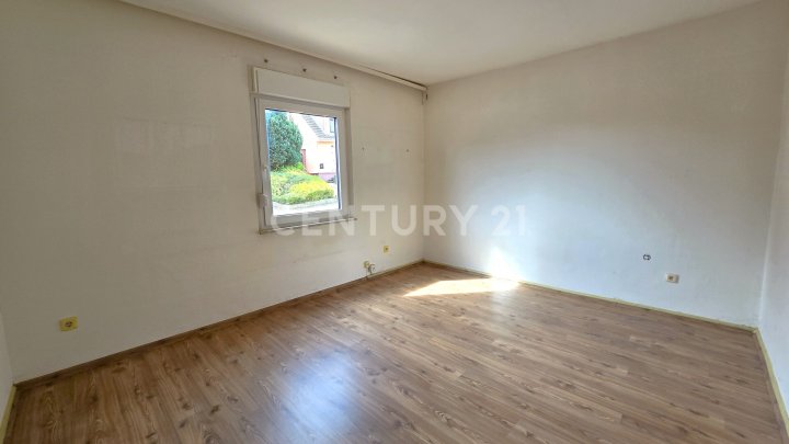 Charmante freistehende Stadtvilla mit großem Balkon, Terrasse, Garten und Garage in Altenwald
