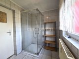 Badezimmer mit Dusche im Erdgeschoss