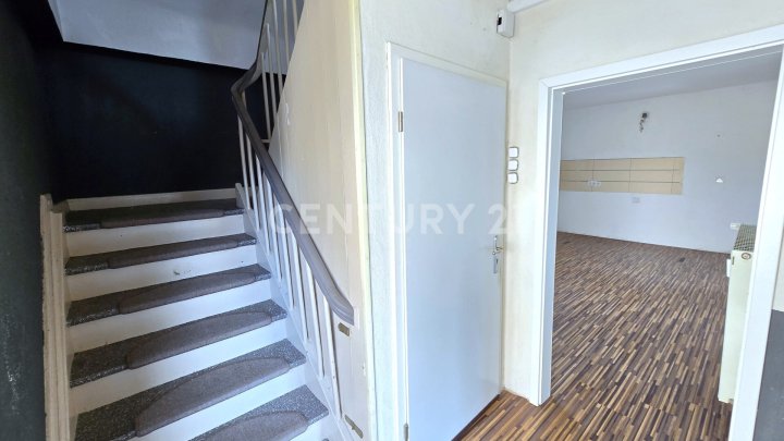 Charmante freistehende Stadtvilla mit großem Balkon, Terrasse, Garten und Garage in Altenwald