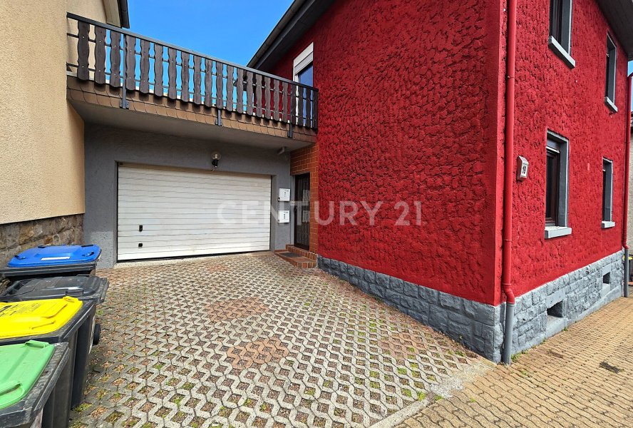 Einfahrt zur Garage und Eingang des Hauses