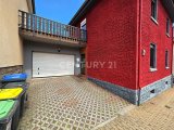 Einfahrt zur Garage und Eingang des Hauses