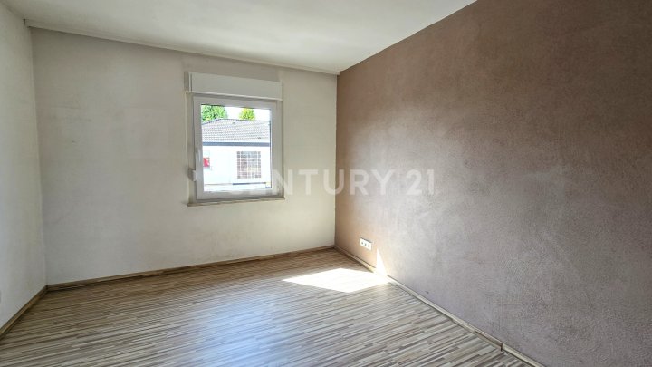 Charmante freistehende Stadtvilla mit großem Balkon, Terrasse, Garten und Garage in Altenwald