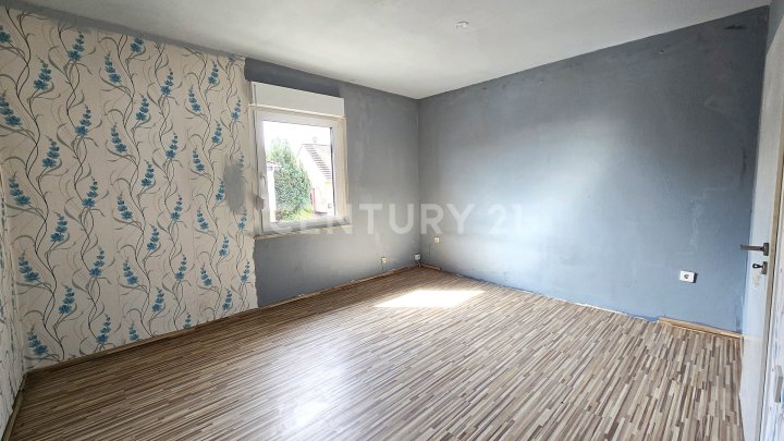 Charmante freistehende Stadtvilla mit großem Balkon, Terrasse, Garten und Garage in Altenwald