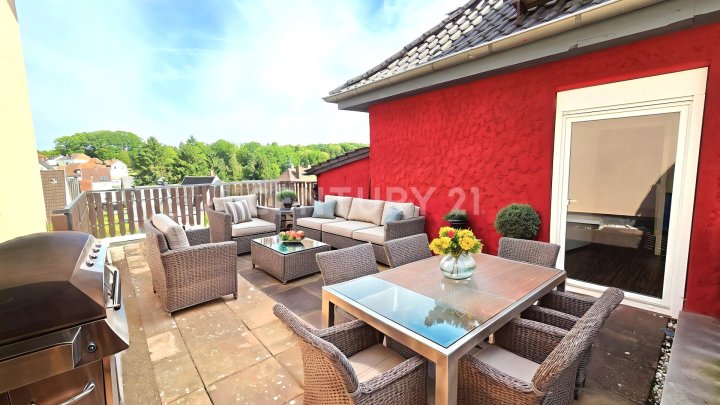 Charmante freistehende Stadtvilla mit großem Balkon, Terrasse, Garten und Garage in Altenwald