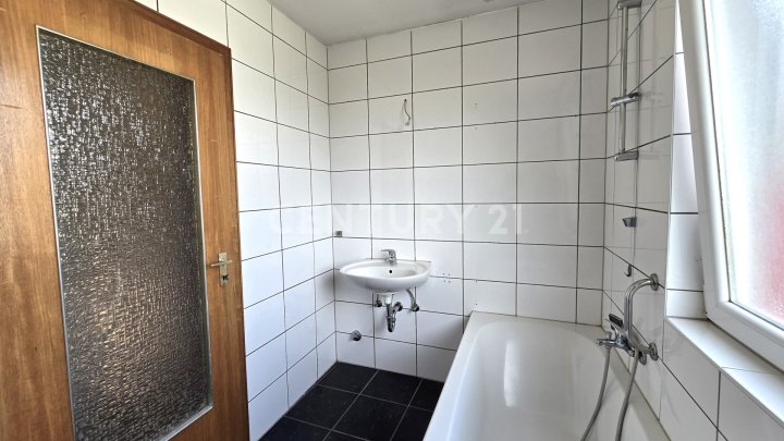 Charmante freistehende Stadtvilla mit großem Balkon, Terrasse, Garten und Garage in Altenwald