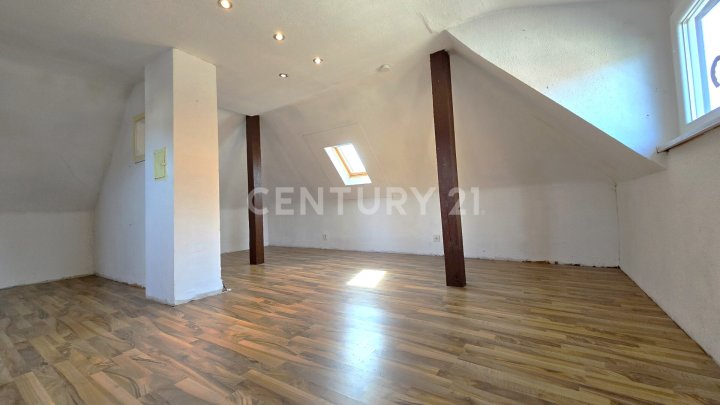 Charmante freistehende Stadtvilla mit großem Balkon, Terrasse, Garten und Garage in Altenwald