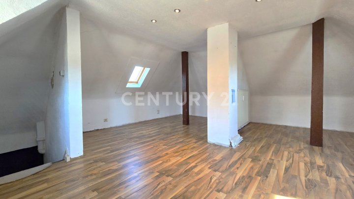 Charmante freistehende Stadtvilla mit großem Balkon, Terrasse, Garten und Garage in Altenwald