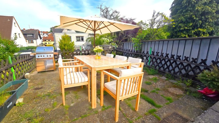Charmante freistehende Stadtvilla mit großem Balkon, Terrasse, Garten und Garage in Altenwald