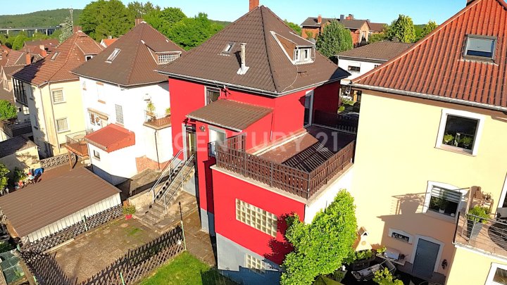 Charmante freistehende Stadtvilla mit großem Balkon, Terrasse, Garten und Garage in Altenwald