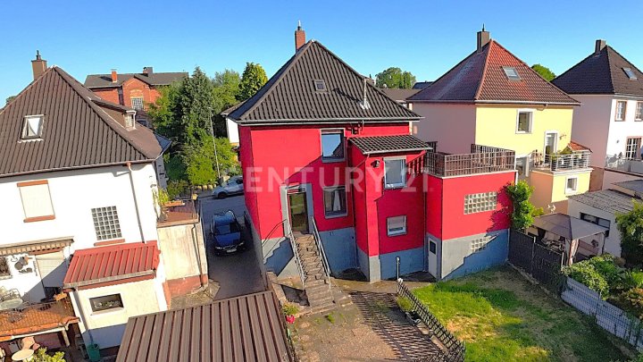 Charmante freistehende Stadtvilla mit großem Balkon, Terrasse, Garten und Garage in Altenwald