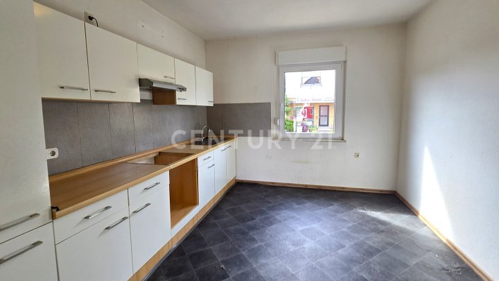 Charmante freistehende Stadtvilla mit großem Balkon, Terrasse, Garten und Garage in Altenwald