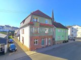 Straßen Ansicht des Mehrfamilienhauses