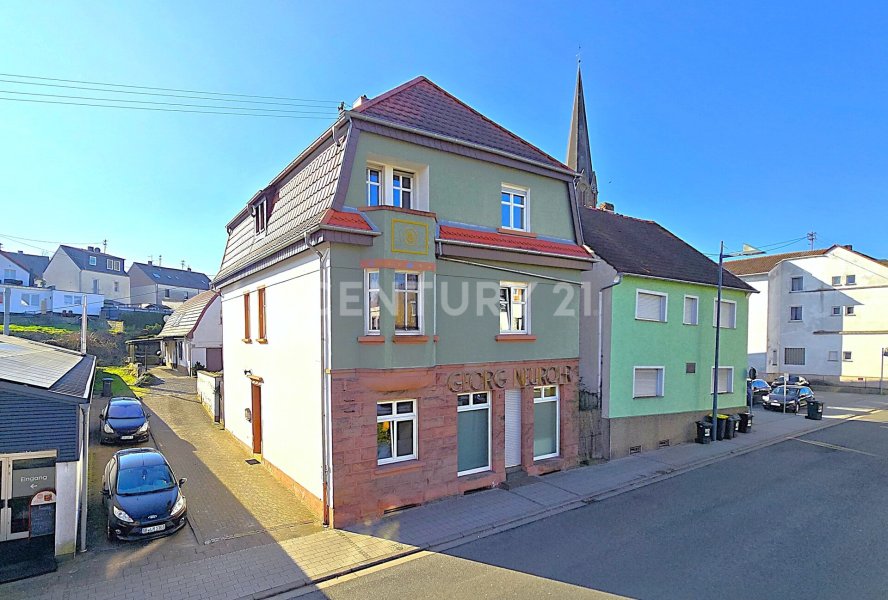 Straßen Ansicht des Mehrfamilienhauses