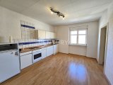 Große Küche der Wohnung im 2. OG