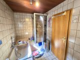 Badezimmer mit Wanne und Dusche 
