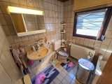 Gegenseite des Tageslicht - Badezimmers mit Waschbecken/WC