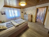 Charmantes Schlafzimmer mit begehbarem Kleiderschrank