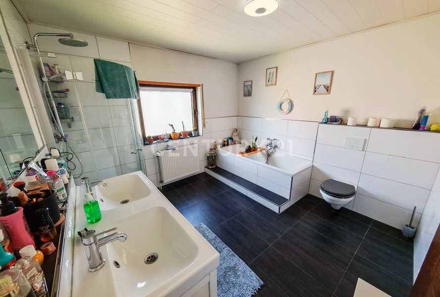 Wellnessoase mit Dusche, Wanne und Doppelwaschbecken