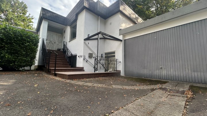 Hochwertig sanierter Luxus-Bungalow mit Einliegerwohnung, Photovoltaik und Großzügigem Grundstück