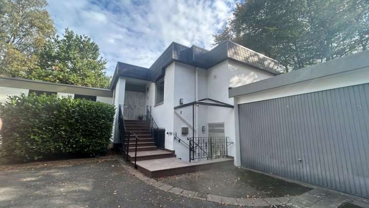Hochwertig sanierter Luxus-Bungalow mit Einliegerwohnung, Photovoltaik und Großzügigem Grundstück