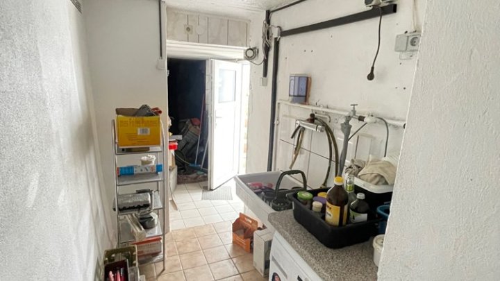 Einseitig angebautes Einfamilienhaus in zentraler Lage mit 2 Garagen