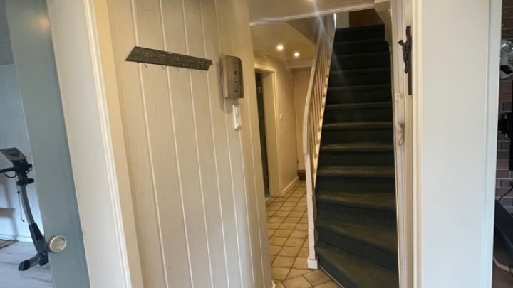 Einseitig angebautes Einfamilienhaus in zentraler Lage mit 2 Garagen