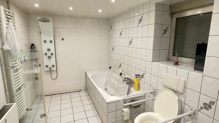 Einseitig angebautes Einfamilienhaus in zentraler Lage mit 2 Garagen