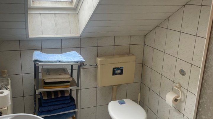 Einseitig angebautes Einfamilienhaus in zentraler Lage mit 2 Garagen