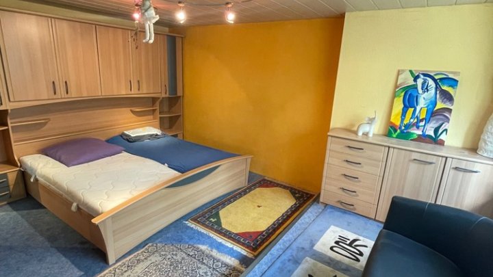 Einseitig angebautes Einfamilienhaus in zentraler Lage mit 2 Garagen
