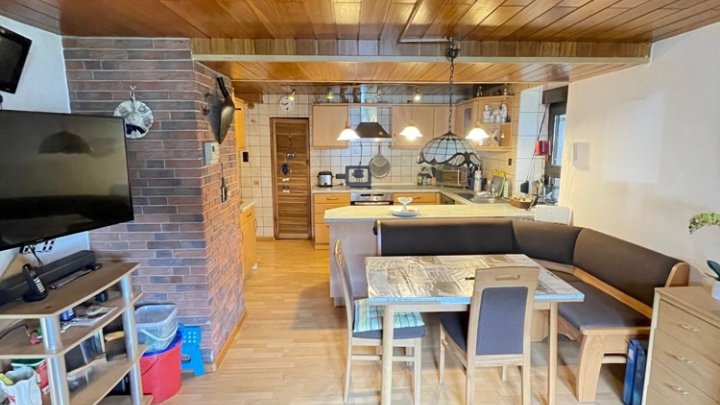 Einseitig angebautes Einfamilienhaus in zentraler Lage mit 2 Garagen