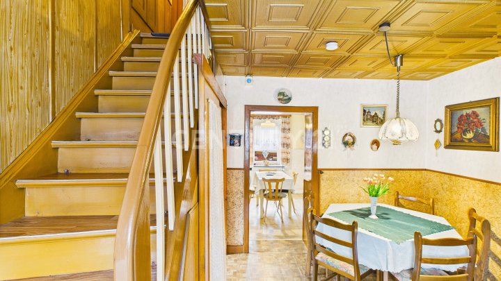 Gemütliches freistehendes Einfamilienhaus mit Terrasse, Garten und Garage in Dudweiler