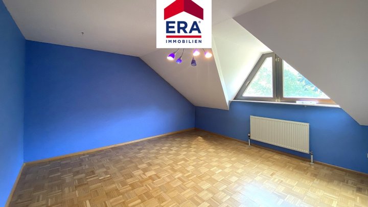 EINFAMILIENHAUS MIT PHOTOVOLTAIKANLAGE, RUHIGE LAGE, GROSSROSSELN-KARLSBRUNN