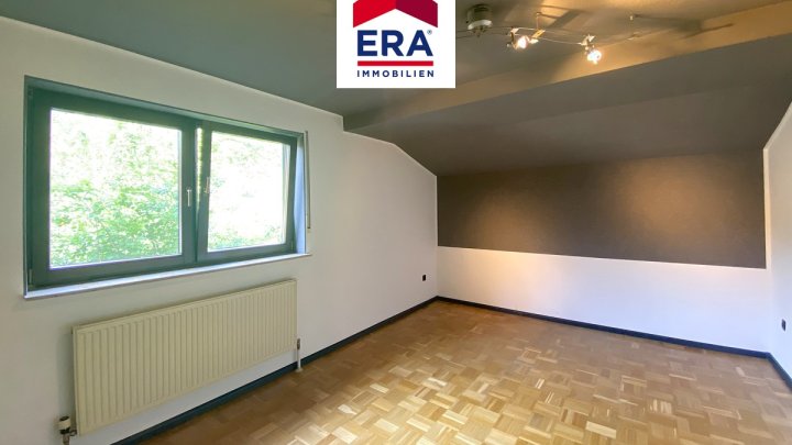 EINFAMILIENHAUS MIT PHOTOVOLTAIKANLAGE, RUHIGE LAGE, GROSSROSSELN-KARLSBRUNN