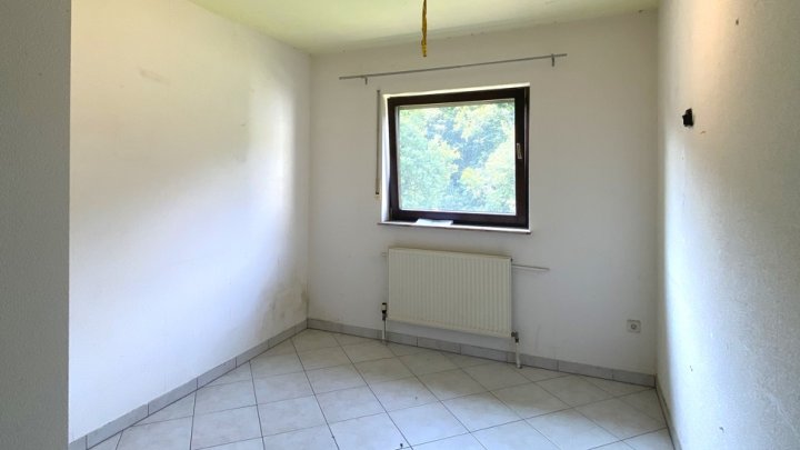 EINFAMILIENHAUS MIT PHOTOVOLTAIKANLAGE, RUHIGE LAGE, GROSSROSSELN-KARLSBRUNN