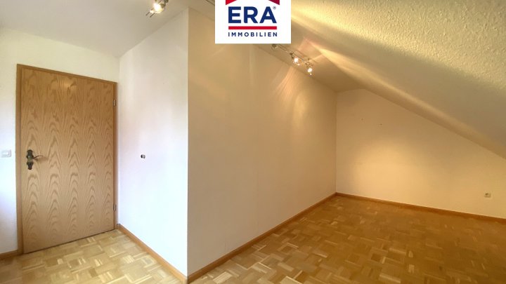 EINFAMILIENHAUS MIT PHOTOVOLTAIKANLAGE, RUHIGE LAGE, GROSSROSSELN-KARLSBRUNN