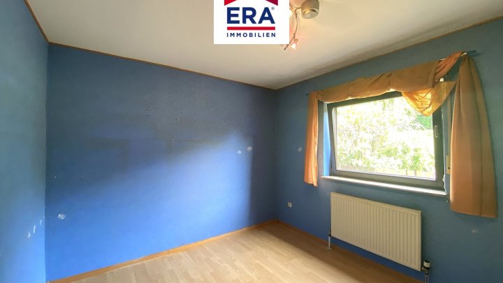 EINFAMILIENHAUS MIT PHOTOVOLTAIKANLAGE, RUHIGE LAGE, GROSSROSSELN-KARLSBRUNN