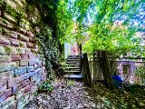 toller Garten in einzigartigem Felsvorsprung