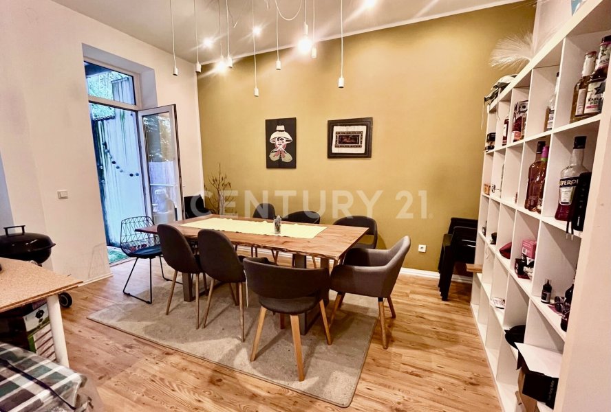offen gestaltetes Esszimmer mit Zugang zur Terrasse