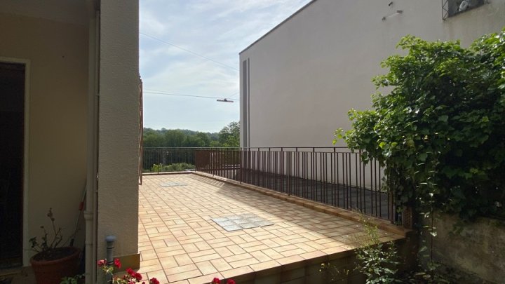 EINFAMILIENHAUS - DOPPELHAUSHÄLFTE MIT GARAGE IN GROSSROSSELN