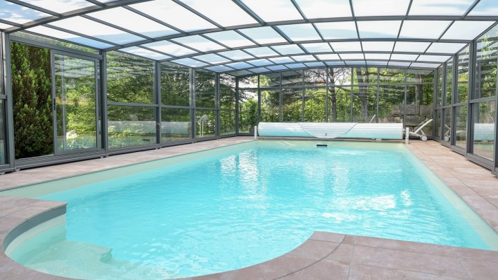 Exklusives Anwesen mit Einliegerwohnung, Garten und Schwimmhalle – Wohnen auf höchstem Niveau