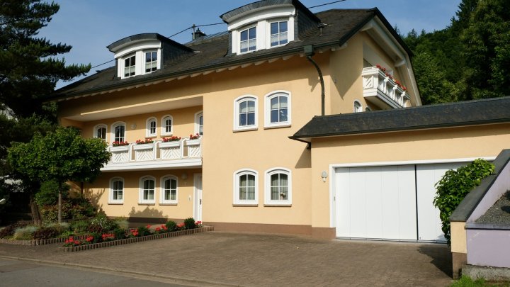 Exklusives Anwesen mit Einliegerwohnung, Garten und Schwimmhalle – Wohnen auf höchstem Niveau