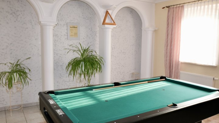 Exklusives Anwesen mit Einliegerwohnung, Garten und Schwimmhalle – Wohnen auf höchstem Niveau
