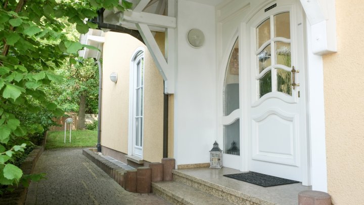 Exklusives Anwesen mit Einliegerwohnung, Garten und Schwimmhalle – Wohnen auf höchstem Niveau