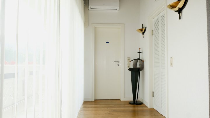 Exklusives Anwesen mit Einliegerwohnung, Garten und Schwimmhalle – Wohnen auf höchstem Niveau
