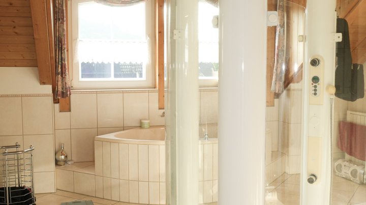 Exklusives Anwesen mit Einliegerwohnung, Garten und Schwimmhalle – Wohnen auf höchstem Niveau