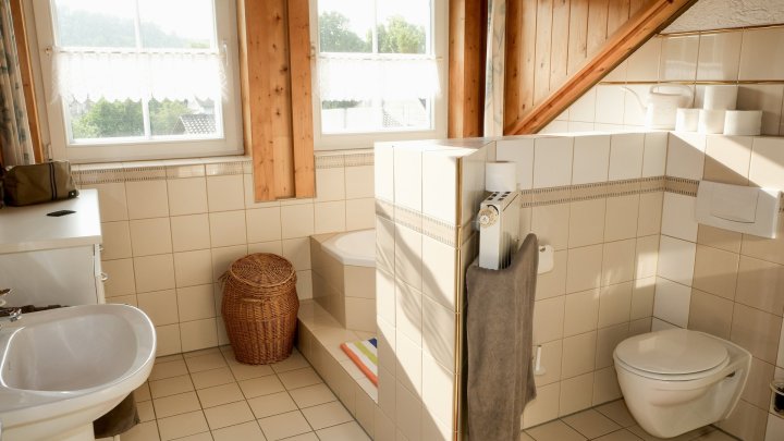 Exklusives Anwesen mit Einliegerwohnung, Garten und Schwimmhalle – Wohnen auf höchstem Niveau