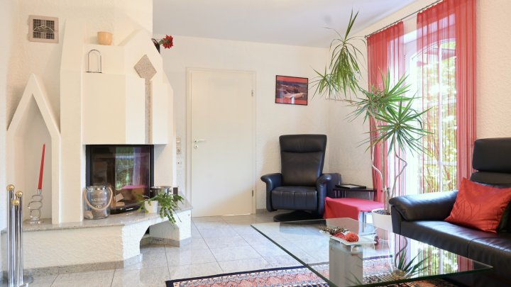 Exklusives Anwesen mit Einliegerwohnung, Garten und Schwimmhalle – Wohnen auf höchstem Niveau